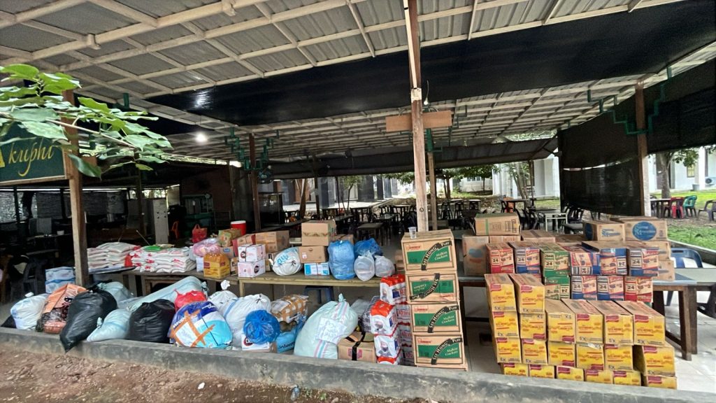 Bantuan untuk korban banjir yang dikumpulkan oleh mahasiswa FTK UIN Ar Raniry untuk disalurkan ke daerah terdampak. Foto: SAH
