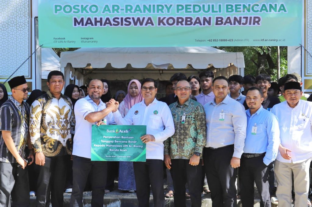 Direktur Utama Bank Aceh Syariah, Fadhil Ilyas menyerahkan bantuan tanggap bencana banjir kepada mahasiswa UIN Ar-Raniry Banda Aceh, diterima langsung Rektor, Prof Mujiburrahman di Posko Ar-Raniry Peduli, Selasa (2/12/2025).