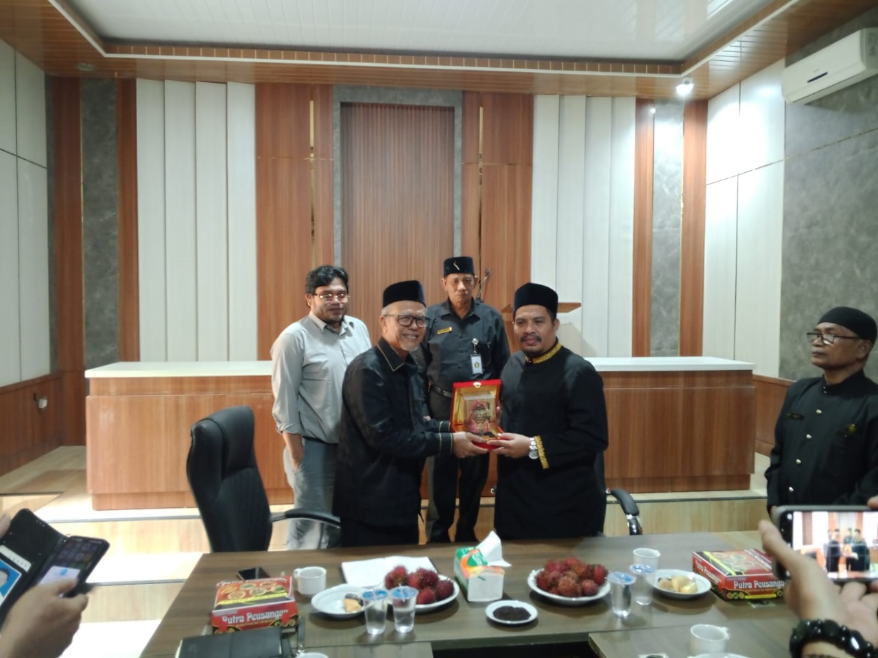Ketua MAA prof Yusri Yusuf menerima audiensi Ketua MAA Kabupaten Aceh Barat Tgk Mawardi, Rabu, 30 Desember 2025 di Aula Meusapat Sekretariat MAA.