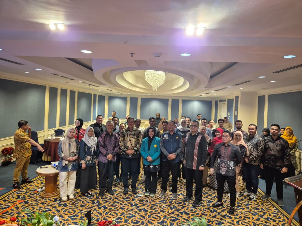 Ketua PP IKA USK Amal Hasan bersama pengurus IKA USK Perwakilan Kepri: Foto: SAH