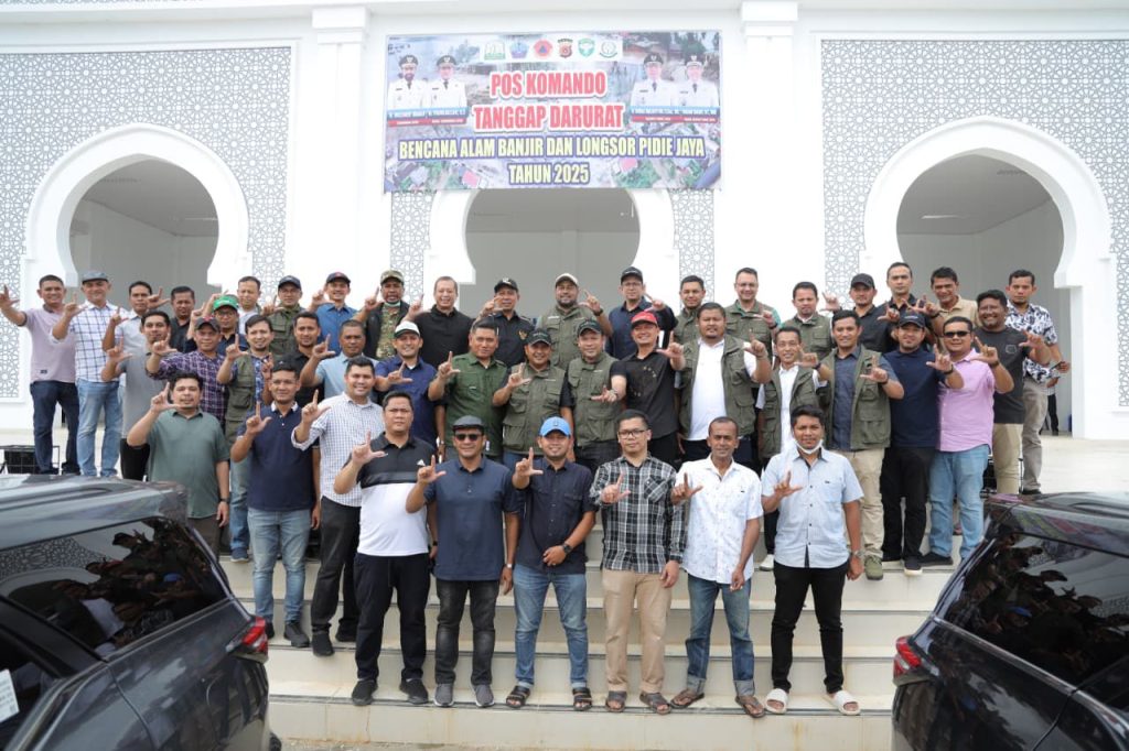 Dirut Bank Aceh Serahkan Paket Bantuan Untuk Korban Banjir di Kabupaten Pidie Jaya. Foto: IST