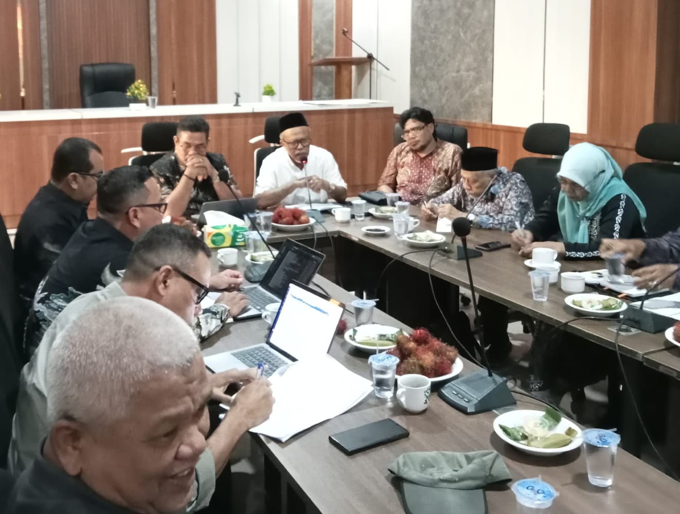 Majelis Adat Aceh bersama Dinas Lingkungan Hidup dan Kehutanan Aceh bersama stakeholder terkait membahas revitalisasi perang panglima uteuen di Aula Meusapat Sekretariat MAA.