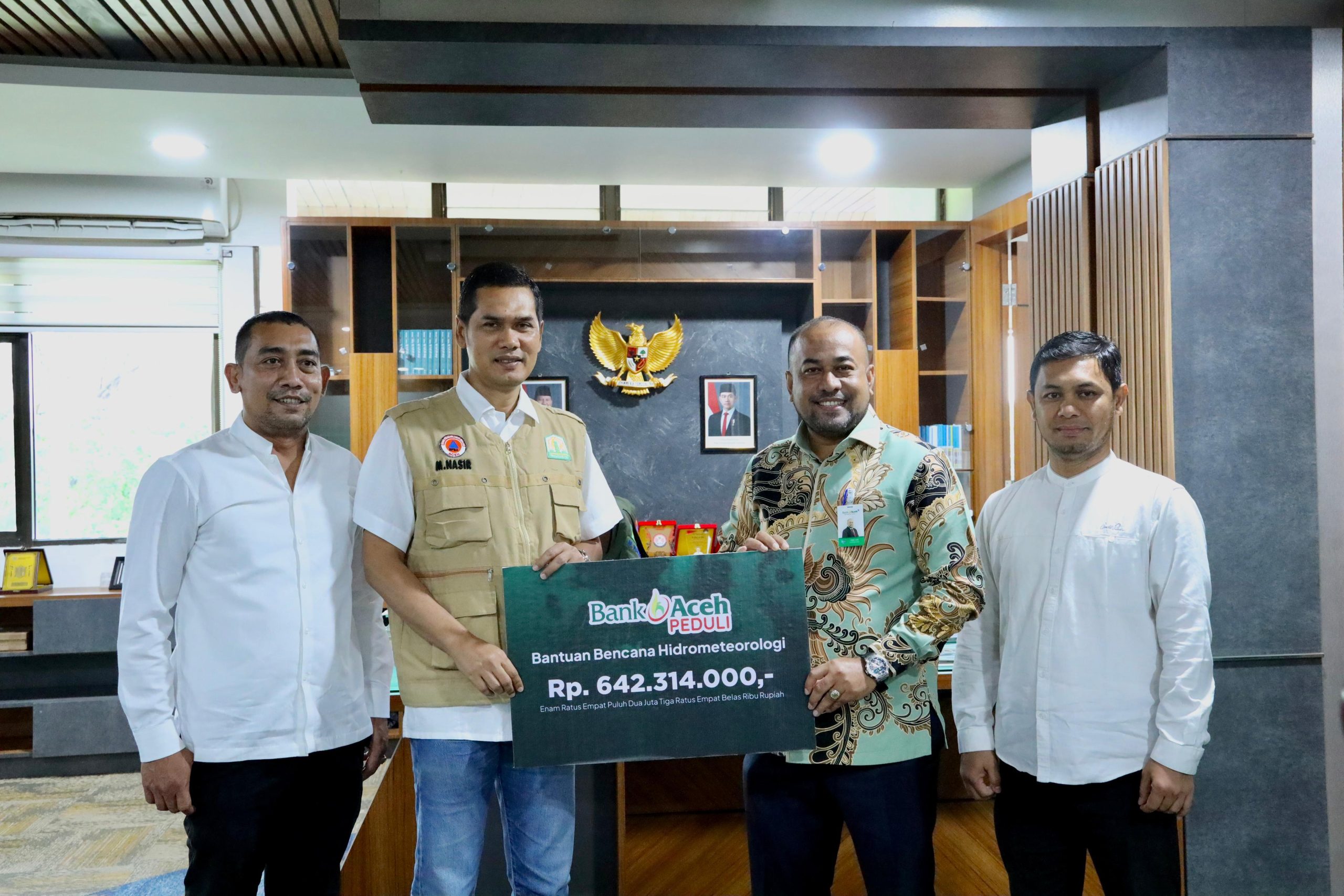 Bank Aceh salurkan bantuan untuk korban bencana di Aceh melalui program Bank Aceh Peduli