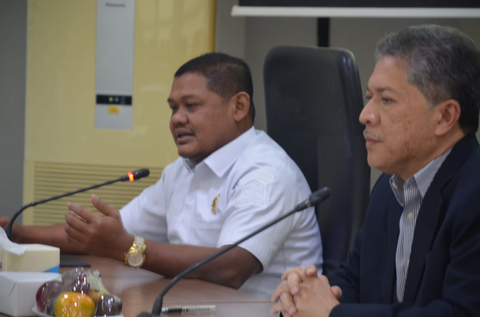 Ketua BRA Jamaluddin bersama Rektor USK prof Marwan membahasa skema pendidikan untuk korban konflik.