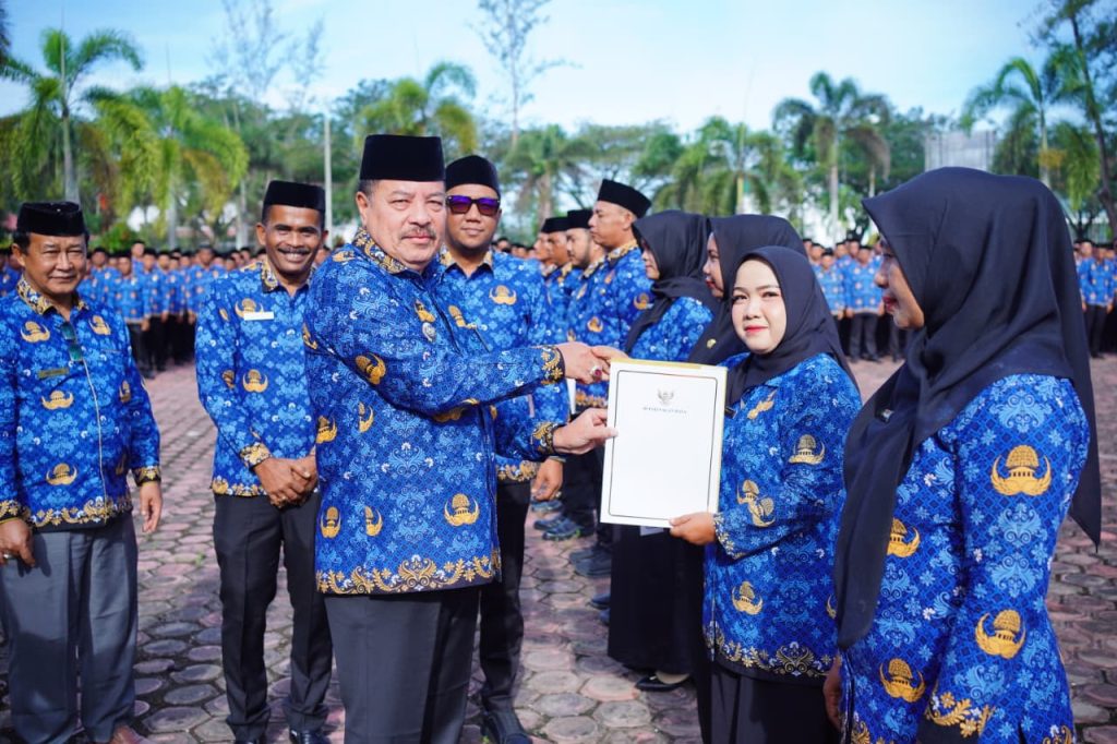 Bupati Nagan Raya, TR. Keumangan, secara resmi menyerahkan Petikan Keputusan Bupati tentang Pengangkatan Pegawai Pemerintah dengan Perjanjian Kerja (PPPK) Paruh Waktu di Halaman Kantor Bupati Nagan Raya, Kompleks Perkantoran Suka Makmue, Jumat (6/2/2026).