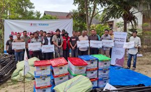 Abu Salam, hadir mewakili Gubernur Aceh dalam prosesi serah terima bantuan strategis pascabencana. Serah terima aset logistik darurat ini berlangsung di Desa Blang Kuruk, Kecamatan Gandapura, Kabupaten Bireuen, pada Minggu, 15 Februari 2026.