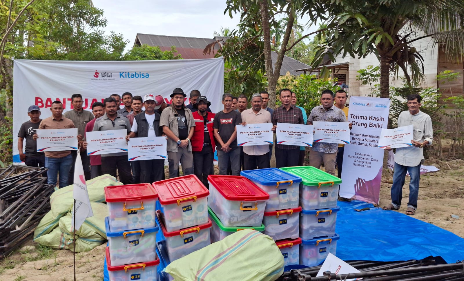 Abu Salam, hadir mewakili Gubernur Aceh dalam prosesi serah terima bantuan strategis pascabencana. Serah terima aset logistik darurat ini berlangsung di Desa Blang Kuruk, Kecamatan Gandapura, Kabupaten Bireuen, pada Minggu, 15 Februari 2026.