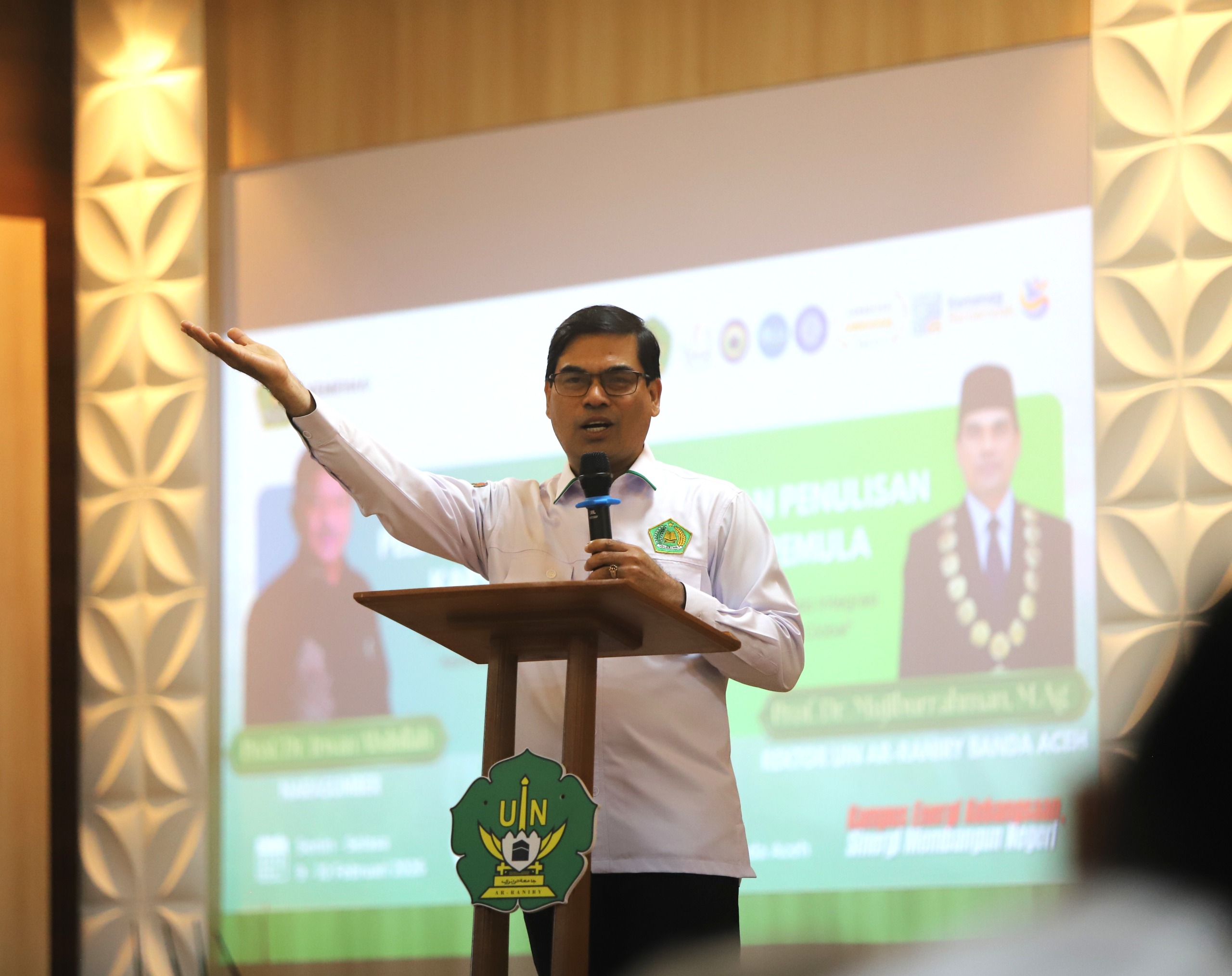 Universitas Islam Negeri (UIN) Ar-Raniry Banda Aceh melatih 136 dosen aparatur sipil negara (ASN) yang baru dilantik melalui program pelatihan dan pendampingan penulisan karya ilmiah