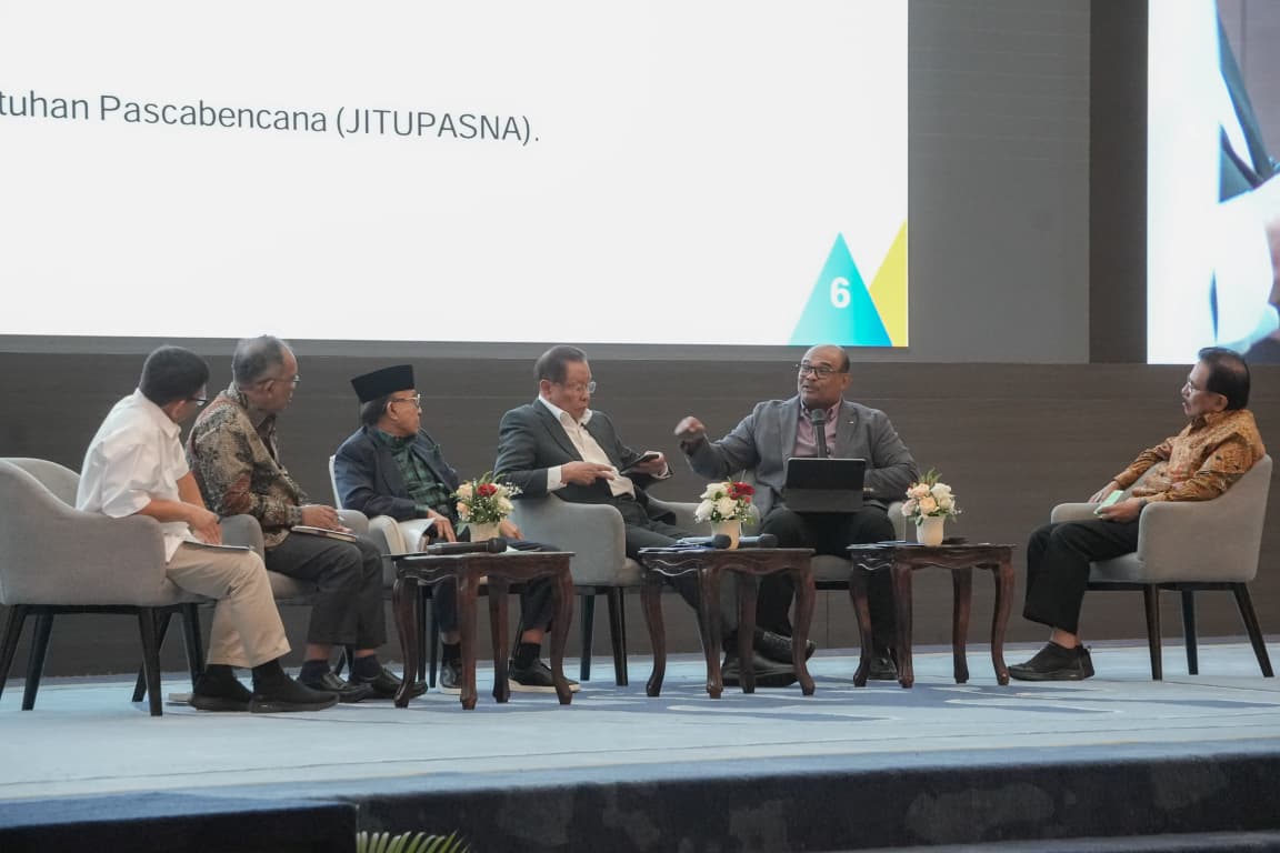 Satgas PRR Nasional dipimpin oleh Mendagri Tito Karnavian dengan melibatkan 26 menteri/kepala lembaga untuk memastikan setiap kendala lapangan diselesaikan cepat melalui sinergi lintas sektor.