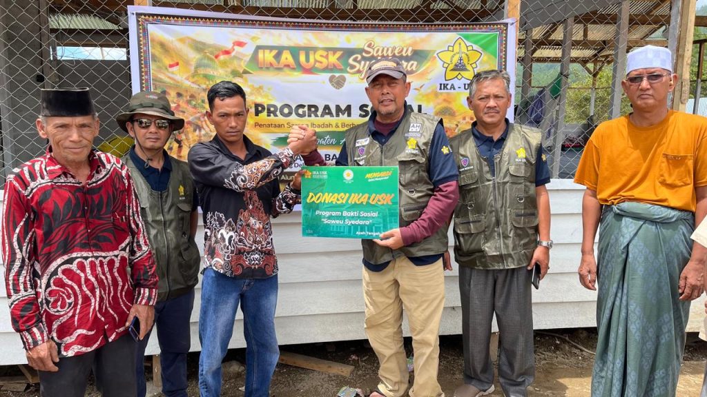 Penyerahan bantuan di desa Delung Sekinel