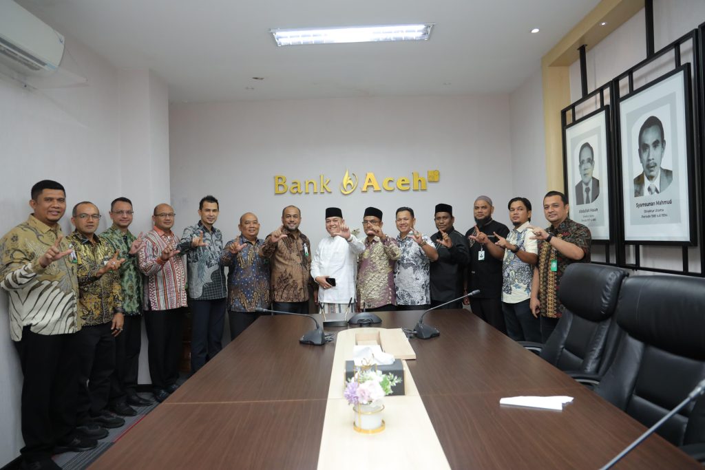 Bank Aceh salurkan zakar karyawan sebesar Rp1,4 miliar ke Baitul Mal Aceh.