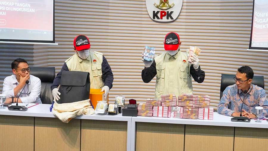 Menteri Dalam Negeri (Mendagri), Tito Karnavian, menilai maraknya fenomena kepala daerah yang terjaring Operasi Tangkap Tangan (OTT) oleh lembaga penegak hukum berakar pada permasalahan sistematis dalam mekanisme rekrutmen politik, khususnya sistem Pemilihan Kepala Daerah (Pilkada) langsung.