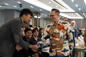 Direktur Compliance & Human Capital BSI Arief Adhi Sanjaya menyampaikan bahwa program BSI Scholarship tidak hanya berfokus pada pemberian bantuan finansial, seperti Uang Kuliah Tunggal