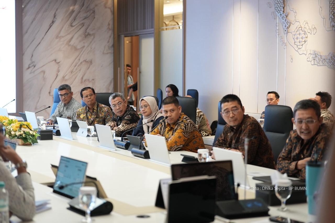 PT Hutama Karya (Persero) (Hutama Karya) memaparkan kinerja keuangan tahun buku 2025 serta rencana pengembangan bisnis Jalan Tol Trans Sumatra (JTTS) di hadapan Badan Pengelola (BP) BUMN dalam rapat yang digelar Kamis (23/4), di Jakarta.