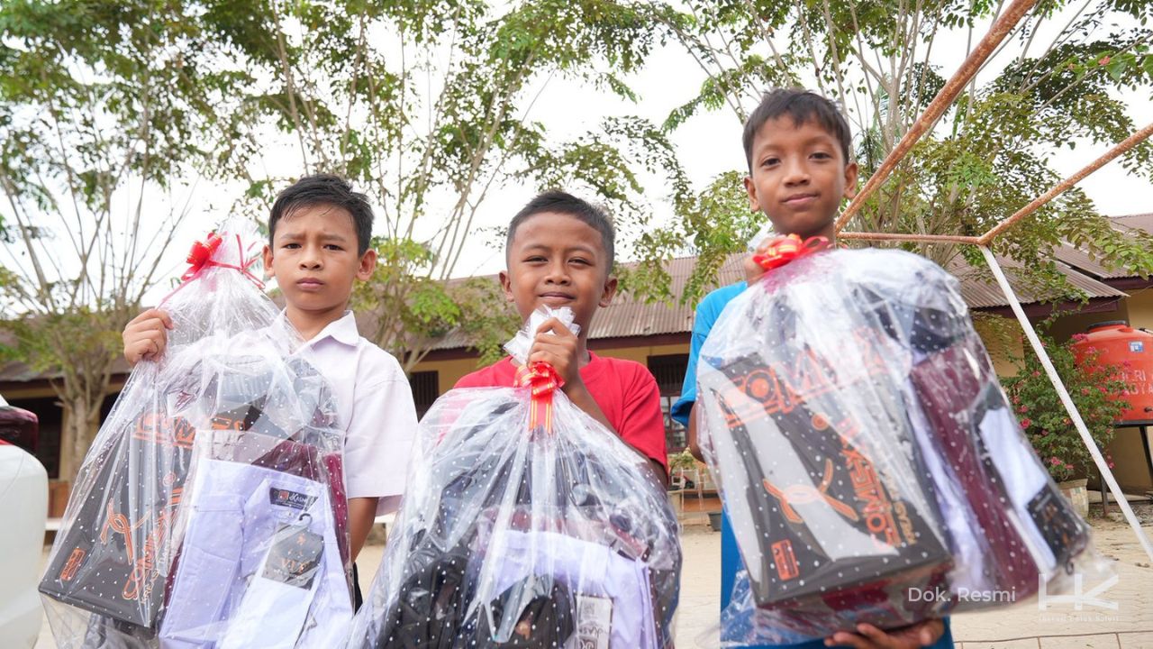 Hutama Karya berupaya membangun kembali semangat siswa dengan memberikan bantuan perlengkapan sekolah pada Rabu (29/4) di dua lokasi, yaitu SDN Medang Ara dan SDN Alur Baung, Kecamatan Karang Baru, Kabupaten Aceh Tamiang.