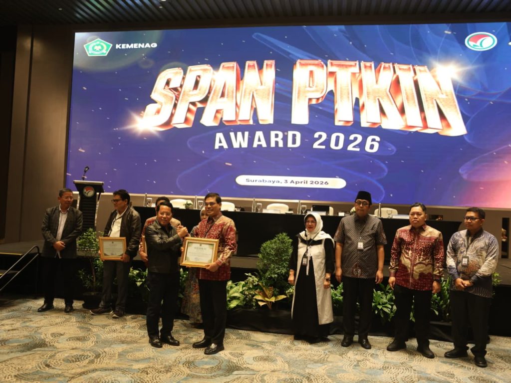 Sekretaris Jenderal Kementerian Agama Prof Dr Phil Kamaruddin Amin MA menyerahkan penghargaan kepada Rektor UIN Ar-Raniry Prof Dr Mujiburrahman MAg.