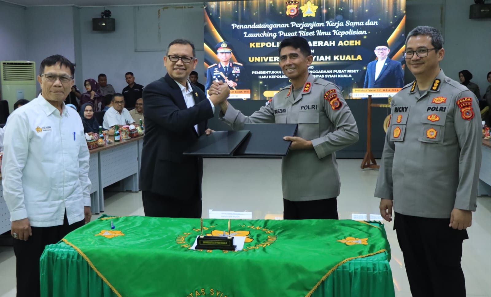 Polda Aceh resmi menjalin kerja sama strategis dengan Universitas Syiah Kuala (USK) melalui penandatanganan perjanjian kerja sama yang dirangkaikan dengan peluncuran Pusat Riset Ilmu Kepolisian di Banda Aceh, Selasa (31/3/2026).