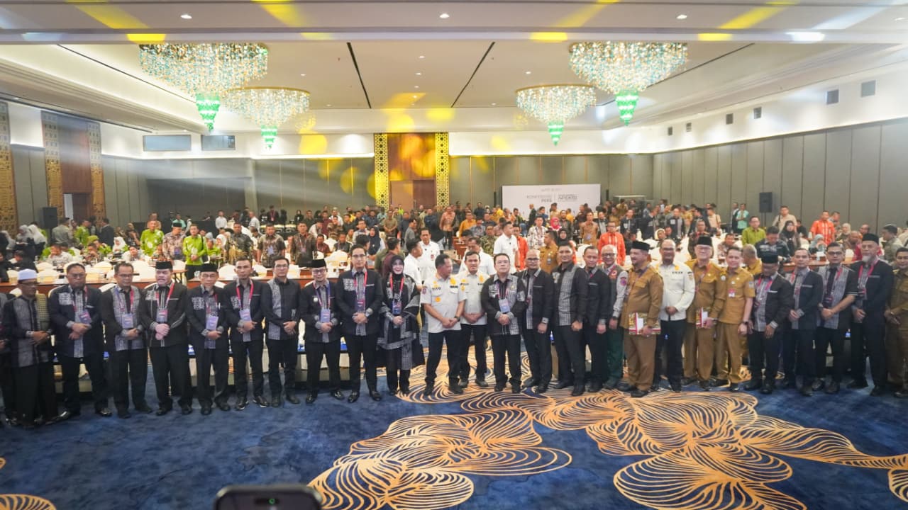 Pengalaman menghadapi bencana tsunami menjadi pijakan kuat bagi Pemerintah Kota Banda Aceh dalam mendorong konsep kota tangguh yang berbasis solidaritas dan kolaborasi antardaerah. Hal ini disampaikan dalam Rapat Kerja Komisariat Wilayah (Raker Komwil I) APEKSI yang digelar di Anggun Ballroom Muraya Hotel, Senin (20/4/2026).