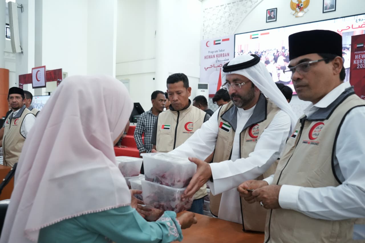 UIN Ar-Raniry menyalurkan sekitar 4.000 paket daging kurban kepada sivitas akademika dan masyarakat pada Iduladha 1447 Hijriah/2026 Masehi.
