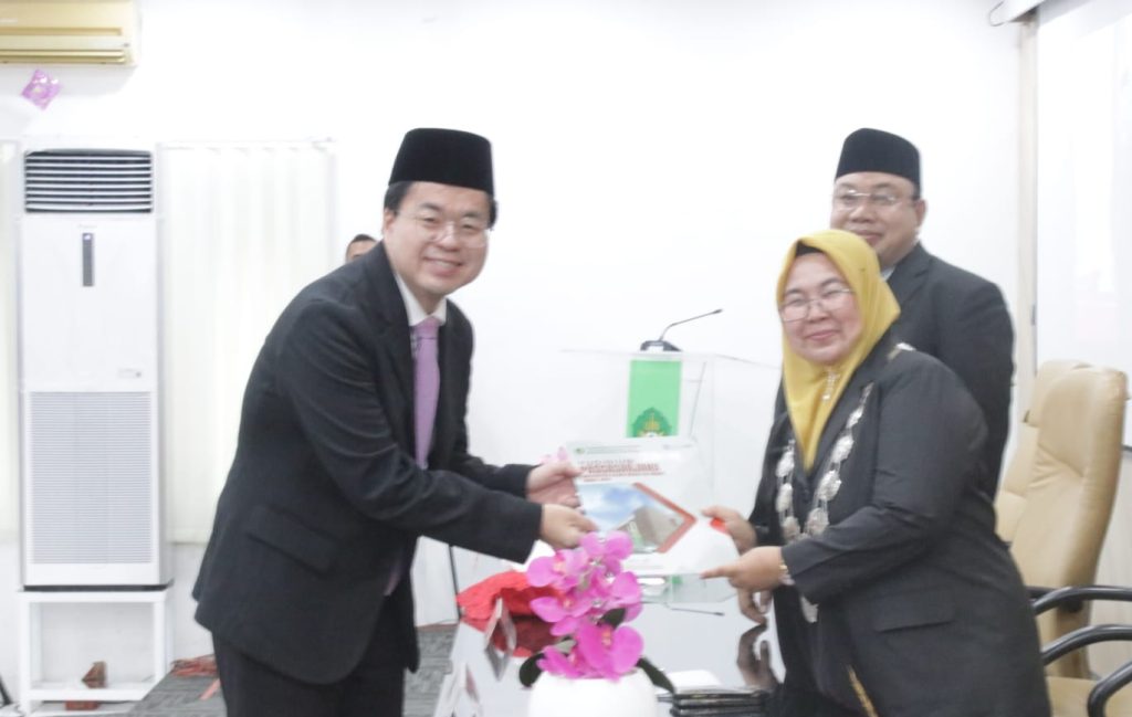 Kim Young Jae, mahasiswa asal Korea Selatan yang berhasil meraih gelar Magister Ekonomi Syariah.