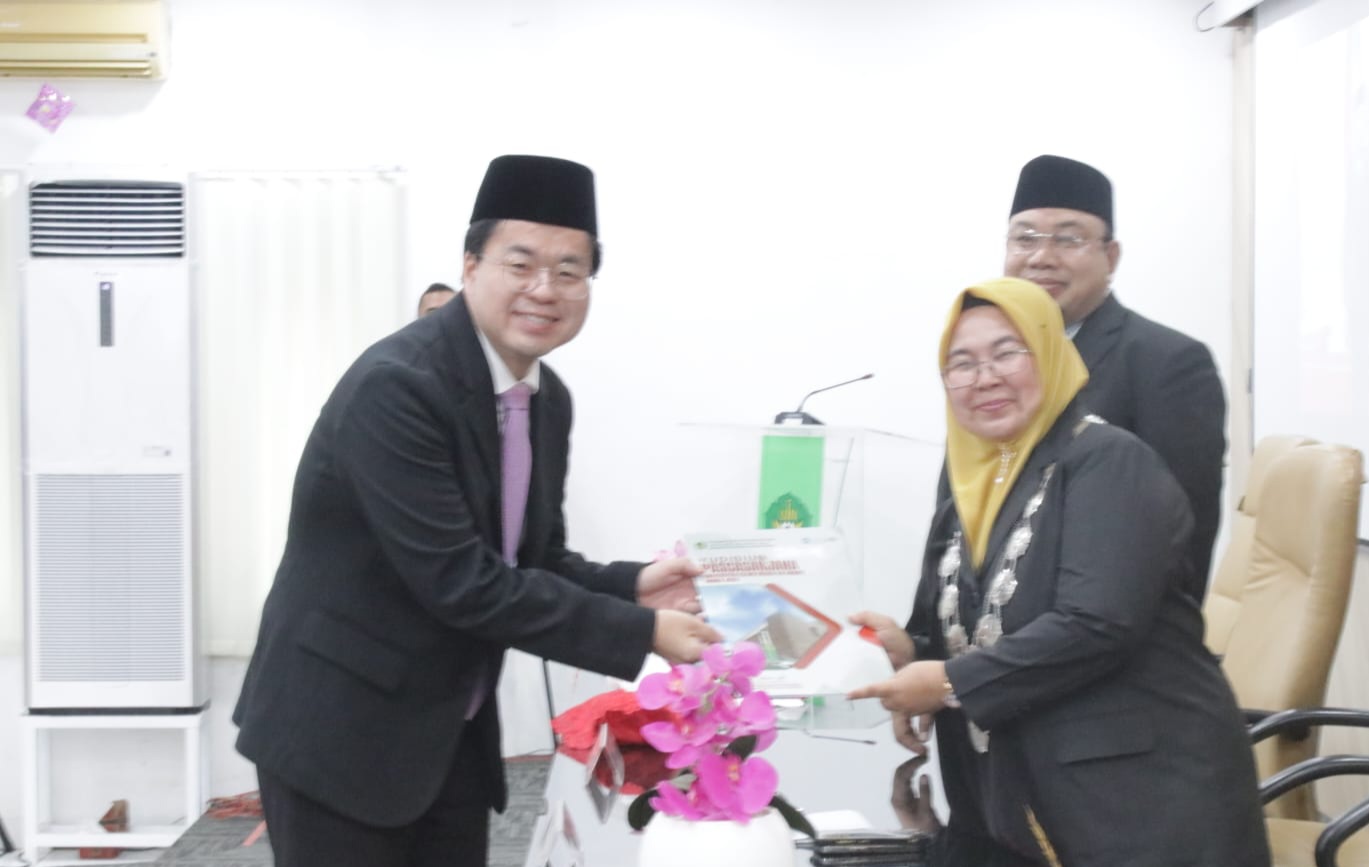 Kim Young Jae, mahasiswa asal Korea Selatan yang berhasil meraih gelar Magister Ekonomi Syariah.