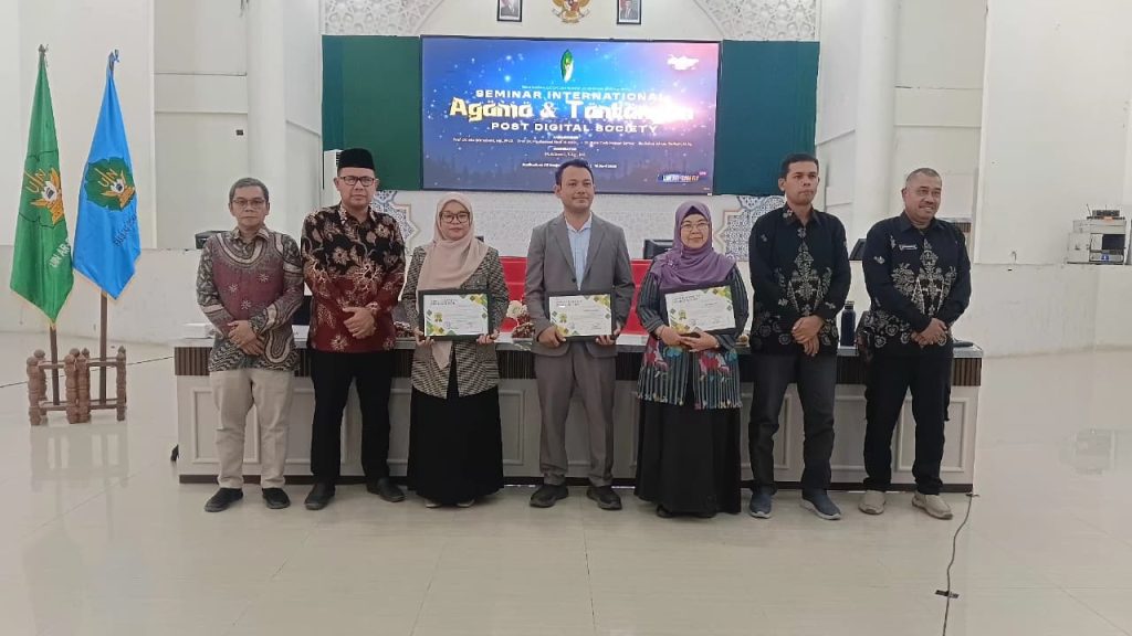 Fakultas Ushuluddin dan Filsafat UIN Ar-Raniry Banda Aceh bersama Universiti Islam Antarabangsa Sultan Abdul Halim Mu'adzam Shah (UniSHAMS) Malaysia menggelar seminar internasional bertajuk Agama dan Tantangan Post-Digital Society di Auditorium Prof Ali Hasjmy, Kamis (18/6/2026).