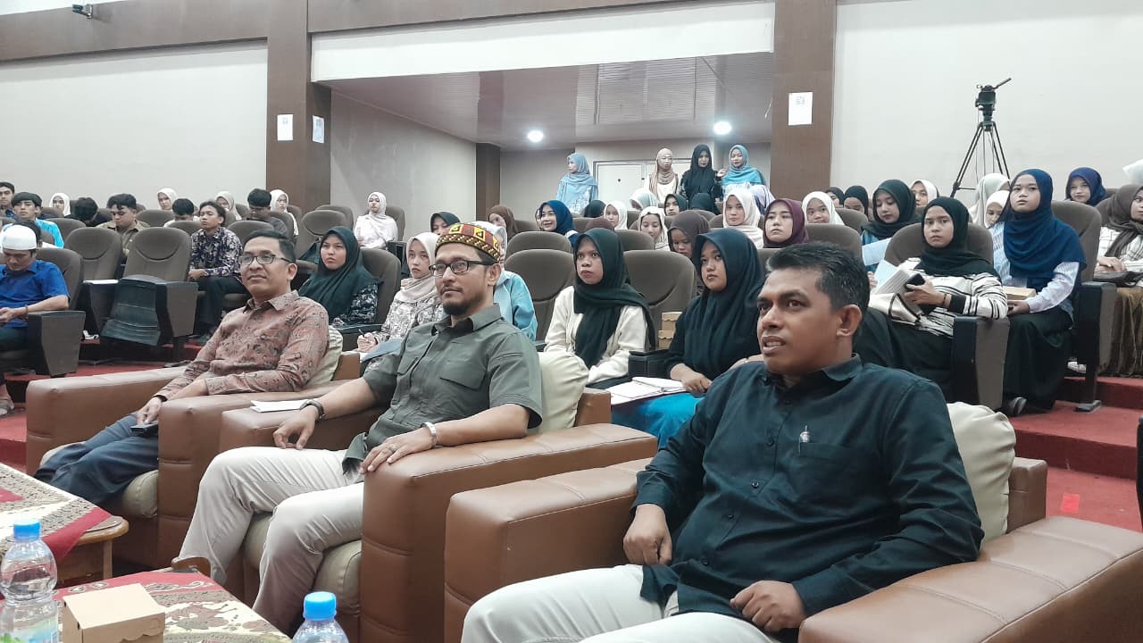 Alam Peudueng sebagai bedera Kesultanan Aceh Darussalam dinilai bisa menjadi solusi terhadap polemik bendera Aceh yang sudah berlarut-larut. Sejak Qanun Aceh Nomor 3 tahun 2013 tentang bendera dan lambang Aceh disahkan, hingga kini bendera Aceh belum bisa dinaikkan. Perlu political will Pemerintah Aceh untuk melakukan revisi sesuai regulasi nasional.