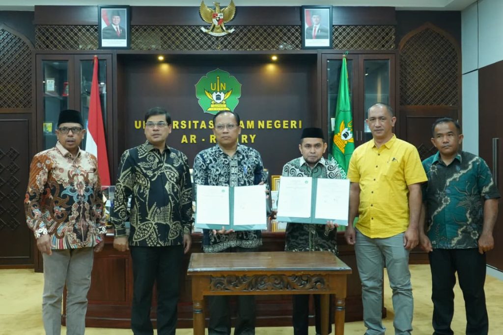 Penandatanganan kerja sama dilakukan oleh Wakil Rektor Bidang Kemahasiswaan dan Kerja Sama UIN Ar-Raniry, Prof Dr Mursyid MHI bersama Ketua Baitul Mal Kabupaten Simeulue Supriadi.