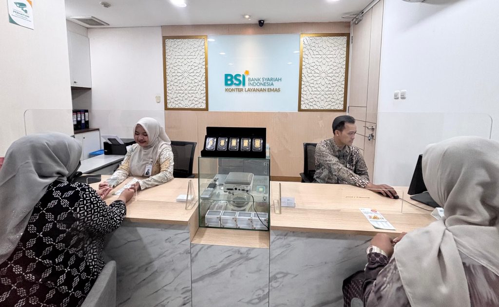 BSI membangun ekosistem emas yang lengkap mulai dari pembelian emas melalui BSI Emas, cicil emas, gadai emas hingga transfer emas. Ekosistem ini kami hadirkan agar masyarakat dapat mengoptimalkan manfaat kepemilikan emas.