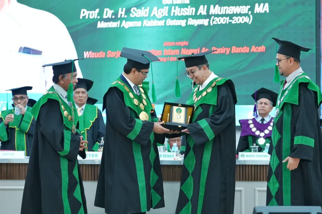Prof Dr KH Said Agil Husin Al Munawar MA dalam orasi ilmiah pada hari ketiga Rapat Senat Terbuka Wisuda Sarjana Gelombang I dan II Tahun 2026 UIN Ar-Raniry Banda Aceh, Rabu (24/6/2026)
