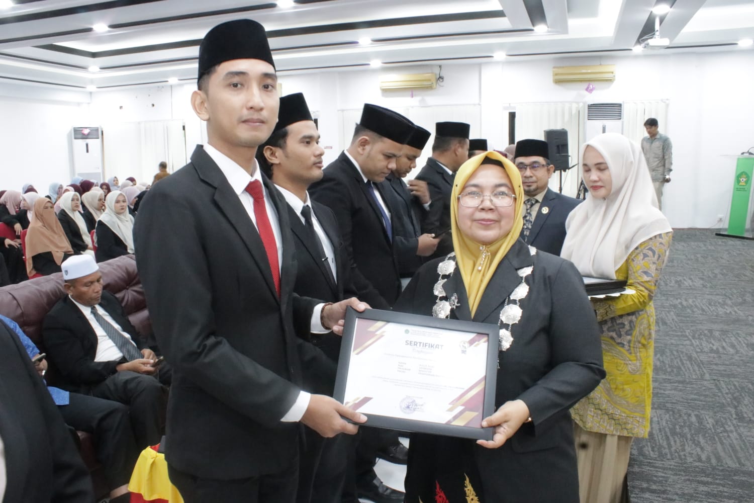 Aulia Rizki, salah satu dari enam lulusan perdana program double degree internasional Pascasarjana UIN Ar-Raniry meraih gelar Magister Pendidikan Agama Islam dan Master of Education dari Universiti Utara Malaysia (UUM).