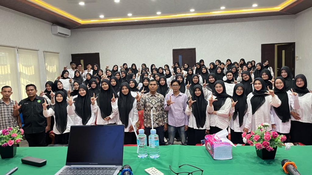 Sebanyak 76 mahasiswa Program Studi Ilmu Perpustakaan Fakultas Adab dan Humaniora UIN Ar-Raniry Banda Aceh mengikuti pembekalan dan pelatihan Praktik Kerja Lapangan (PKL) di Aula Mini fakultas tersebut, Sabtu (27/6/2026).