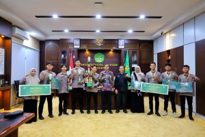 Rektor UIN Ar-Raniry Banda Aceh, Prof Dr Mujiburrahman MAg menyambut kontingen mahasiswa yang berhasil meraih gelar juara umum pada ajang Catalys Future Competition X Asia yang digelar di Padang, Sumatera Barat, pada 23–24 Mei 2026.