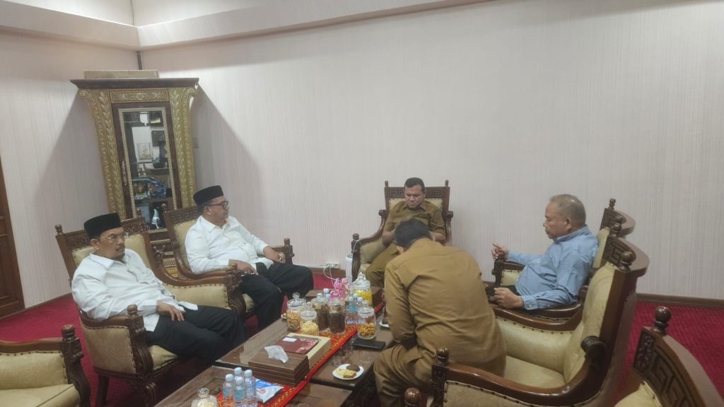 Pengurus Ikatan Persaudaraan Pidie Raya (PIRA) melakukan audiensi dengan Wakil Gubernur (Wagub) Aceh Fadhullah di Sekretariat Daerah Provinsi (Setdaprov) Aceh, Senin, 20 Juli 2026.