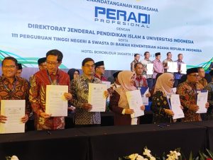 Rektor UIN Ar-Raniry Banda Aceh, Prof Dr Mujiburrahman, MAg (tengah, berbaju batik hitam) menunjukkan dokumen Perjanjian Kerja Sama usai penandatanganan kerja sama antara PERADI Profesional, Direktorat Jenderal Pendidikan Islam Kementerian Agama RI, Universitas Indonesia, dan 111 Perguruan Tinggi Keagamaan Islam (PTKI) di Hotel Borobudur, Jakarta, Rabu (8/7/2026).