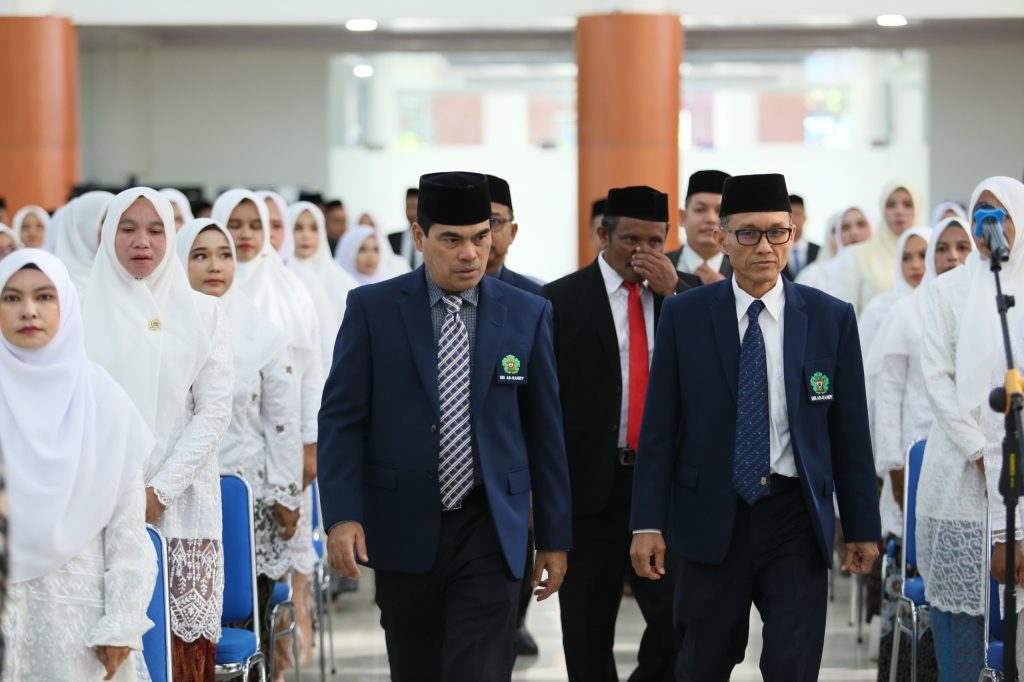 Rektor UIN Ar-Raniry Prof Dr Mujiburrahman MAg mengingatkan bahwa pesatnya perkembangan kecerdasan buatan (Artificial Intelligence/AI) tidak akan pernah menggantikan sentuhan hati, empati, dan keteladanan yang menjadi esensi profesi guru.