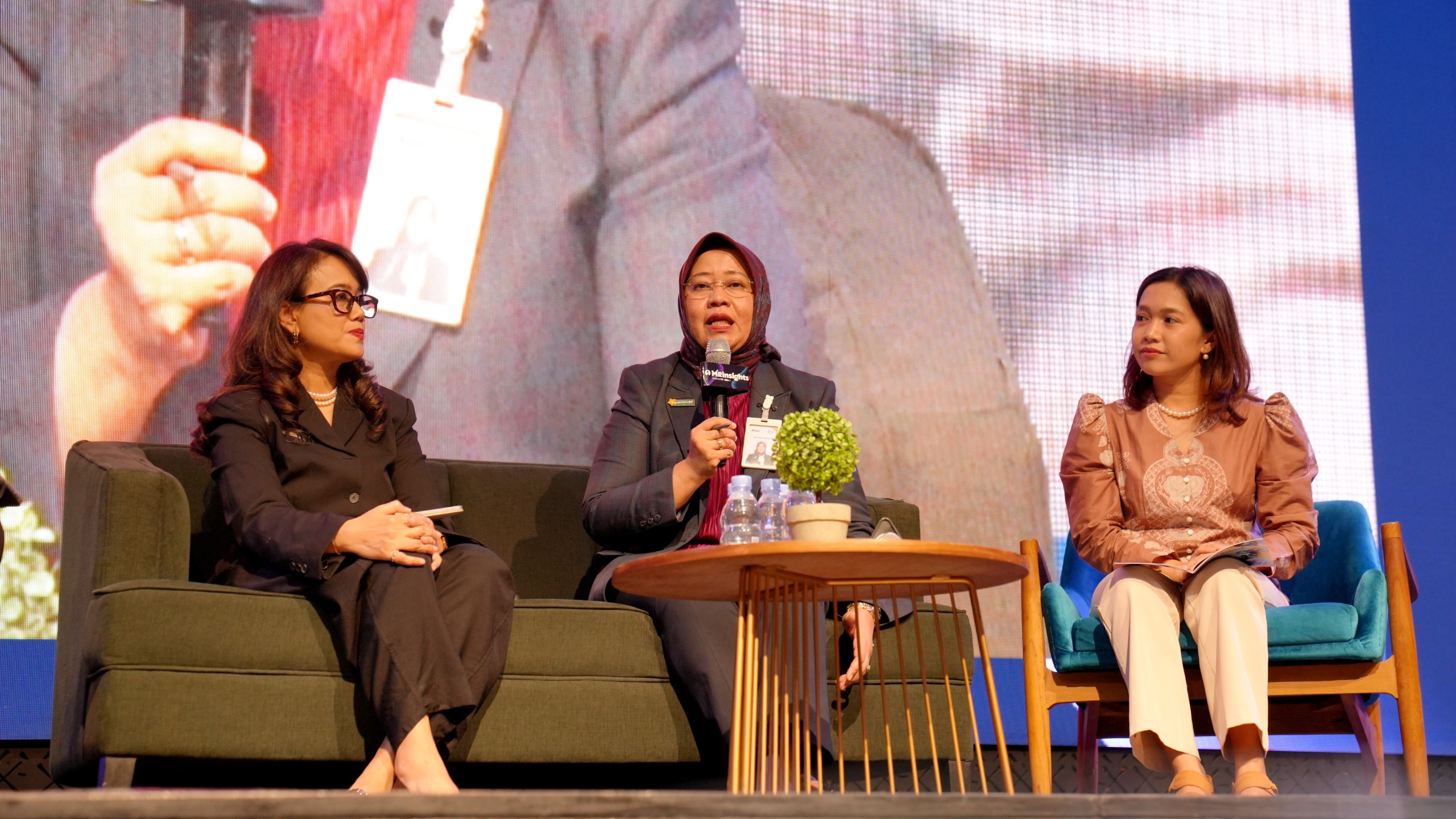 SEVP Operations BSI Ana Nurul Khayati (tengah) saat pemaparan Panel discussion: Customer Experience for All pada acara MRInsight Inclusive CX Seminar 20206 di Menara Kuningan Ballroom Jakarta, Senin (13/7).
