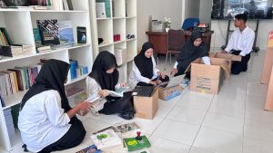 Mahasiswa Program Studi Ilmu Perpustakaan Fakultas Adab dan Humaniora UIN Ar-Raniry Banda Aceh mendukung distribusi koleksi buku untuk 10 titik pojok baca di sekolah-sekolah terdampak bencana di sejumlah wilayah Aceh.