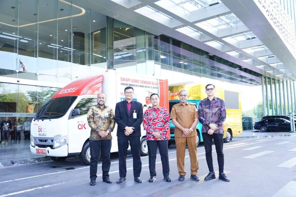 PT Bank Syariah Indonesia Tbk (BSI) Regional Aceh bersama Otoritas Jasa Keuangan (OJK) Aceh dan Forum Komunikasi Industri Jasa Keuangan (FKIJK) Aceh berkolaborasi menyelenggarakan kegiatan Literasi & Inklusi Keuangan melalui Gerakan Nasional Cerdas Keuangan