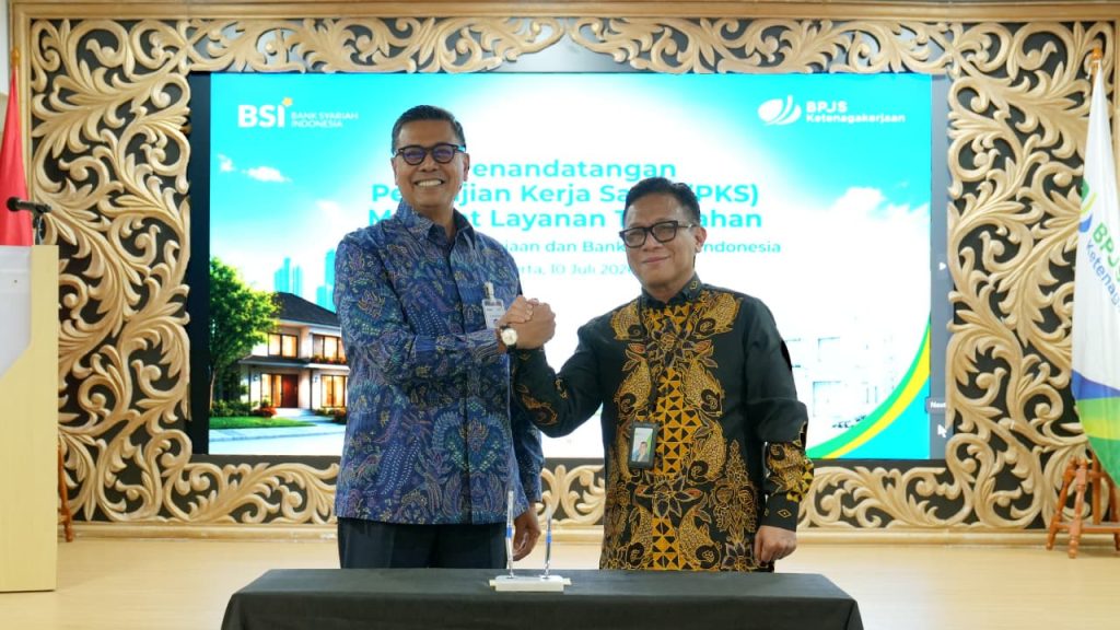 Direktur Utama BSI Anggoro Eko Cahyo dan Direktur Utama BPJS Ketenagakerjaan Saiful Hidayat menendatangani Perjanjian Kerjasama BSI dan BPJS Ketenagakerjaan mengenai Manfaat Layanan Tambahan Perumahan untuk pekerja penerima upah di Jakarta, Jumat (10/7/2026) di Jakarta.