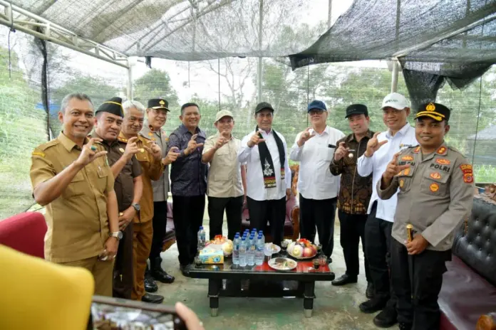 Menteri Pertanian Republik Indonesia, Andi Amran Sulaiman, menyampaikan apresiasi terhadap komitmen Pemerintah Aceh dalam membangun sektor pertanian. Dukungan tersebut ditegaskan saat meninjau lokasi produksi benih kopi arabika di Kecamatan Pintu Rime Gayo, Kabupaten Bener Meriah, Selasa (14/7/2026).