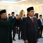 Prof Dr Mujiburrahman MAg kembali dilantik sebagai Rektor UIN Ar-Raniry Banda Aceh untuk masa jabatan 2026–2030. Pelantikan dilakukan langsung oleh Menteri Agama RI Prof Dr KH Nasaruddin Umar MA di Operation Room Kementerian Agama, Jakarta, Kamis (6/8/2026).