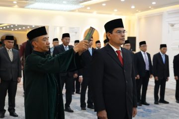 Prof Dr Mujiburrahman MAg kembali dilantik sebagai Rektor UIN Ar-Raniry Banda Aceh untuk masa jabatan 2026–2030. Pelantikan dilakukan langsung oleh Menteri Agama RI Prof Dr KH Nasaruddin Umar MA di Operation Room Kementerian Agama, Jakarta, Kamis (6/8/2026).