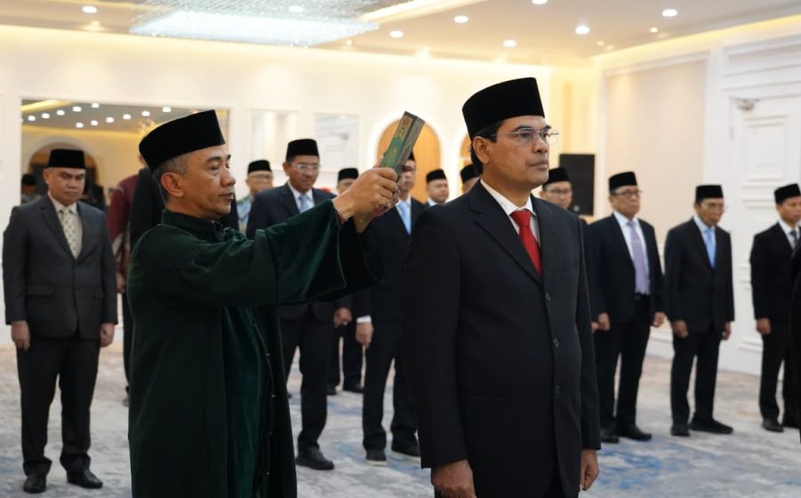 Prof Dr Mujiburrahman MAg kembali dilantik sebagai Rektor UIN Ar-Raniry Banda Aceh untuk masa jabatan 2026–2030. Pelantikan dilakukan langsung oleh Menteri Agama RI Prof Dr KH Nasaruddin Umar MA di Operation Room Kementerian Agama, Jakarta, Kamis (6/8/2026).